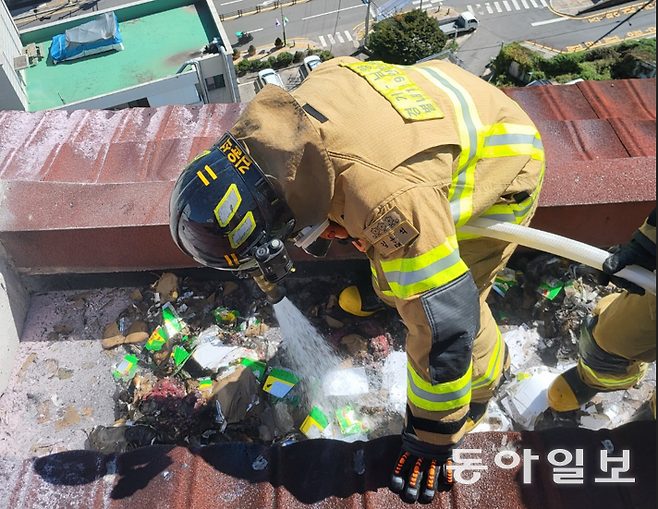 4일 오전 11시 50분경 경기 남양주시 퇴계원읍의 한 16층짜리 아파트 옥상에 소방 대원이 북한 쓰레기 풍선에서 발생한 화재를 진화하고 있다. 남양주소방서 제공