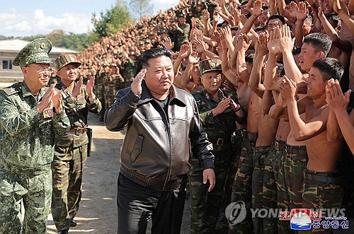 북한 김정은 국무위원장이 우리 대한민국의 국군의 날인 10월 1일 다음날인 2일 '서부지구의 조선인민군 특수작전부대 훈련기지를 현지시찰하시면서 전투원들의 훈련실태를 료해하시였다'고 조선중앙통신이 4일 보도했다.  [평양 조선중앙통신=연합뉴스]