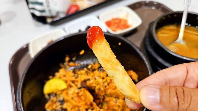 20241003_120651.jpg 아들과 오전 야구 연습 후 돌솥제육 비빔밥