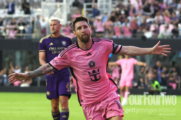 사진=게티이미지. 축구의 신 리오넬 메시가 인터 마이애미와 함께 미국 메이저리그 사커(MLS) 우승을 이끌었다. 메시는 개인 커리어 통산 46번째 트로피를 들었고, 구단 역대 득점 1위를 눈앞에 뒀다. 마이애미는 3일 오전 8시 45분(한국시간) 미국 콜롬버스에 위치한 로어닷컴 필드에서 열린 2024시즌 미국 메이저리그 사커(MLS) 32라운드에서 콜롬버스 크루에 3-2로 승리했다. 이로써 마이애미는 리그 우승을 조기 확정했다.