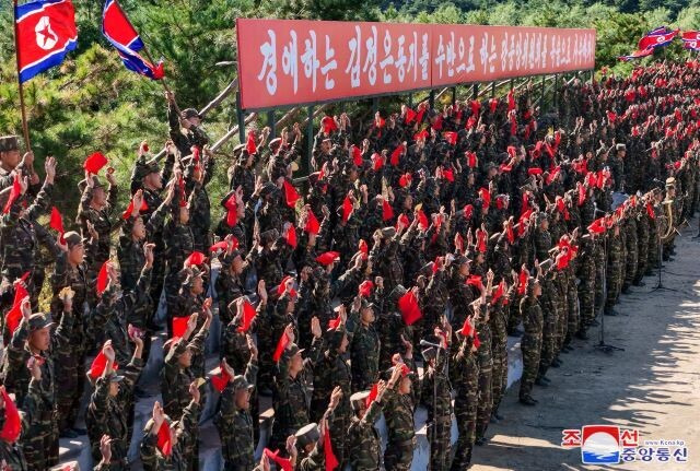 김정은 조선노동당 총비서 겸 국무위원장이 2일 “서부 지구의 조선인민군 특수작전부대 훈련기지”를 현지시찰하며 지휘성원(지휘관)들한테 윤석열 대통령의 국군의 날 기념사를 “괴뢰들이 떠안고 있는 안보불안과 초조한 심리를 내비친 것”이라고 규정했다고 4일 노동신문이 보도했다. 늘어선 군인들 뒤로 “경애하는 김정은 동지를 수반으로 하는 당중앙위원회를 목숨으로 사수하자”라는 구호판이 걸려 있다. 조선중앙통신 연합뉴스