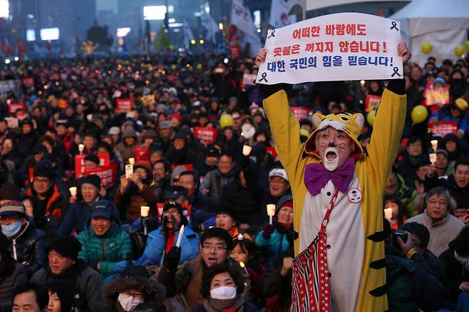 박근혜정권퇴진비상국민행동이 2016년 12월4일 서울 광화문광장에서 연 14차 촛불집회에 참가한 시민들이 ‘2월 탄핵 결정’을 외치고 있다.