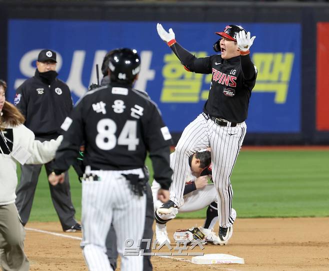 LG 트윈스와 KT 위즈의 2023 KBO 한국시리즈 3차전 경기가 10일 오후 수원 KT위즈파크에서 열렸다. LG 오지환이 9회 초 2사 1, 2루에서 KT 마무리 김재윤을 상대로 역전 우월 3점 홈런을 날리고 그라운드를 돌고 있다. 수원=정시종 기자 