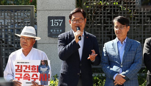 소나무당 송영길 대표가 지난 24일 서울 서초구 대검찰청 앞에서 열린 최재영 목사의 검찰 수사심의위원회 관련 기자회견에 참석해 발언하고 있다. [사진=연합뉴스]