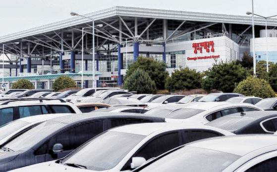 1997년 개항한 청주공항은 지난해 역대 최다인 369만명이 이용했다. 중앙포토