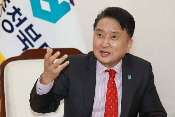 김영환 충북지사가 2024년 새해를 맞아 청주공항 민항기 활주로 건설 등 충북 도정 목표를 설명하고 있다. 사진 충북도