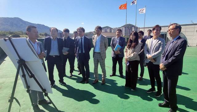 ▲ 강원도청 신청사 설계공모 심사위원 7명은 지난 2일 춘천 동내면 고은리 대룡119안전센터에서 도청 관계자로부터 신청사 부지와 행정복합타운 등 주변 개발사업에 대한 설명을 들었다. 강원도 제공