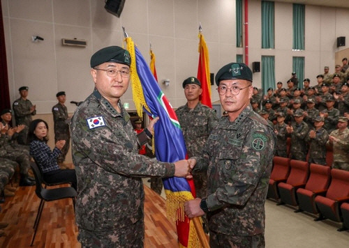 ▲ 부대기 이양받는 강호필 신임 지작사령관(오른쪽).지상작전사령부 제공