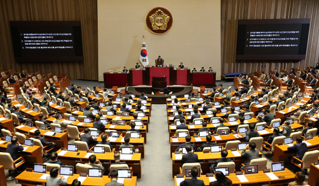 ▲ 4일 오후 열린 국회 본회의에서 윤석열 대통령의 재의 요구로 국회로 돌아온 ‘김건희 여사 특검법’과 ‘채상병 특검법’, 지역화폐법(지역사랑상품권이용활성화법) 개정안 등 3개 법안이 상정 되고 있다.  연합뉴스