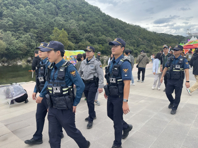 ▲ 김희빈 횡성경찰서장은 4일 도경찰청 기동순찰대와 함께 횡성한우축제장 안전을 위해 범죄예방 활동을 하고 있다.