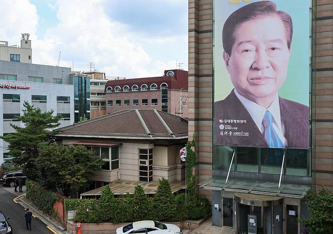 개인 사업자에게 100억원에 매각된 김대중 전 대통령의 서울 동교동 사저가 이르면 오는 10월 가칭 '김대중·이희호 기념관'으로 재단장돼 시민들에게 무료 개방될 전망이다. 사진은 서울 마포구 동교동 김 전 대통령의 사저. /사진=뉴스1