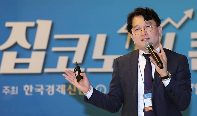 국내 최대 부동산 박람회인 ‘집코노미 박람회 2024’에서 표찬 싸부원 대표가 '3기 신도시 투자전략: 지하철 없으면 앙꼬 없는 찐방'을 주제로 강연하고 있다. /임대철 기자