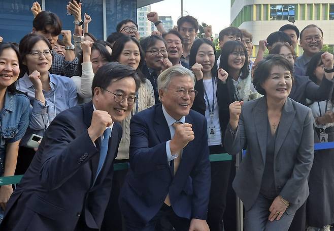 문재인 전 대통령과 부인 김정숙 여사가 4일 오후 경기도청을 방문, 김동연 경기지사와 함께 기념 촬영을 하고 있다. /사진=연합뉴스