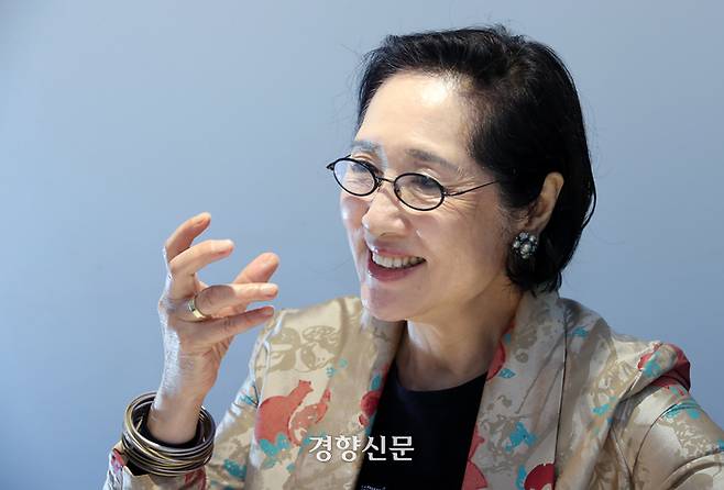 <페미니즘 미술읽기-한국 여성 미술가들의 저항과 탈주> 펴낸 미술사학자 김홍희씨가 30일 서울 삼청동 국제갤러리에서 경향신문과 인터뷰를 하고 있다. 서성일 선임기자