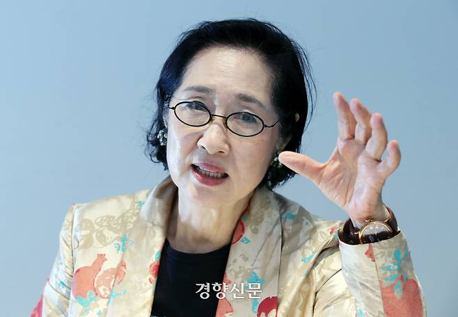 <페미니즘 미술읽기-한국 여성 미술가들의 저항과 탈주> 펴낸 미술사학자 김홍희씨가 30일 서울 삼청동 국제갤러리에서 경향신문과 인터뷰를 하고 있다.서성일 선임기자