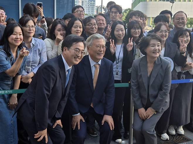 문재인 전 대통령과 부인 김정숙 여사가 4일 오후 경기도청을 방문, 김동연 경기지사와 함께 기념 촬영을 하고 있다. 연합뉴스