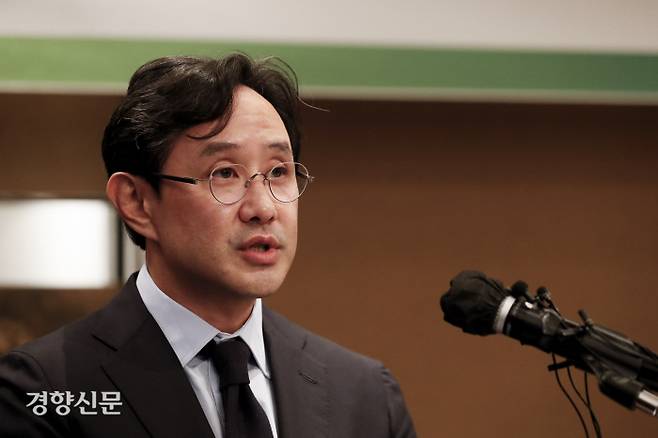 Choi Yoon-beom, chairman of Korea Zinc, announces his position at a press conference held on October 2. Reporter Moon Jae-won