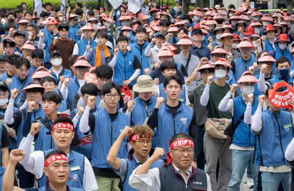 결의대회를 진행 중인 부산지하철노조. 국제신문 DB