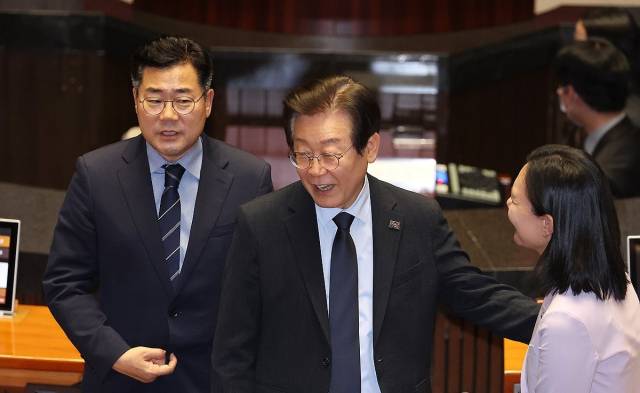 더불어민주당 이재명 대표가 4일 오후 열린 국회 본회의에서 윤석열 대통령의 재의 요구로 국회로 돌아온 '김건희 여사 특검법'과 '채상병 특검법', 지역화폐법(지역사랑상품권이용활성화법) 개정안 등 3개 법안과 관련한 투표를 마친 뒤 동료 의원과 인사하고 있다. 왼쪽은 박찬대 원내대표.