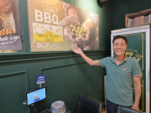 BBQ 봉화산역점을 운영하는 전진표 사장. <부자비즈>