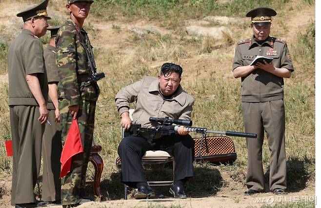 김정은 북한 노동당 총비서 겸 국무위원장이 최근 국군의날 기념사에서 북한의 핵·미사일 위협에 한미동맹의 압도적 대응을 강조한 윤석열 대통령을 원색적으로 비난했다. 사진은 북한 노동당 기관지 노동신문이 지난달 13일 김정은 노동당 총비서가 북한 특수작전무력훈련기지를 현지 시찰하고 전투원들의 훈련을 지도했다고 보도했다. / 사진=뉴스1