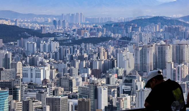 국토부가 수도권 주택·토지 의심 거래 397건을 적발해 엄중 조치할 계획이다. 사진은 서울시내 한 아파트 밀집 지역. /사진=뉴시스