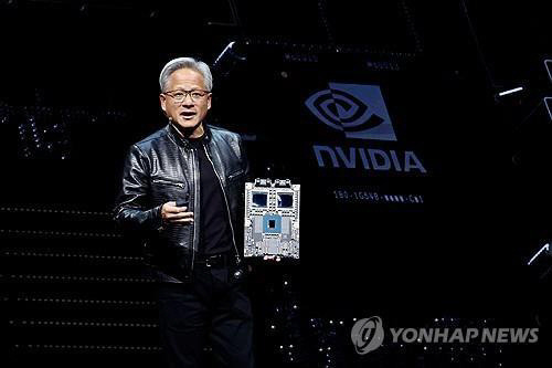 젠슨 황 CEO 엔비디아의 신형 인공지능(AI) 반도체인 ‘블랙웰’을 소개하는 젠슨 황 엔비디아 CEO