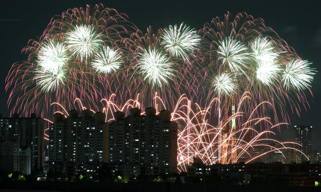 이 장면 보려고… 웃돈 거래 ‘서울세계불꽃축제 2024’가 5일 오후 7시부터 90분간 서울 영등포구 여의도 한강공원 일대에서 진행되는 가운데 지난해 불꽃축제 당시 화려한 불꽃들이 밤하늘을 수놓고 있다.  뉴시스