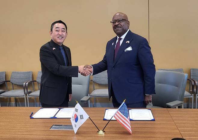 지난달 27일 미국 텍사스교통연구원에서 조남민 한국도로공사 도로교통연구원장(왼쪽)과 그렉 윈프리(Greg Winfree) TTI 원장(오른쪽)이 업무협약 체결 후 기념촬영을 하고 있다. [한국도로공사 제공]