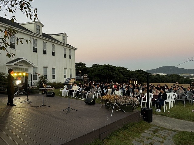 축산환경관리원은 4일 ‘환경친화축산농장’인 경기 용인 농도원목장에서 ‘2024년 환경친화축산농장 가을 음악회’를 열었다. 성악가가 아리아를 부르고 있다. 축산환경관리원