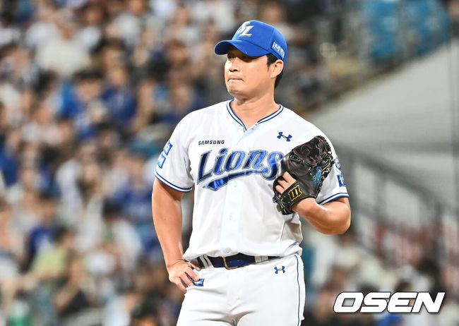 [OSEN=대구, 이석우 기자] 31일 대구삼성라이온즈파크에서 2024 신한 SOL 뱅크 KBO 리그 삼성 라이온즈와 KIA 타이거즈의 경기가 열렸다. 삼성 라이온즈 오승환이 6회초 2사 만루 KIA 타이거즈 박찬호에게 중견수 왼쪽 동점 2타점 안타를 맞고 아쉬워하고 있다. 2024.08.31 / foto0307@osen.co.kr