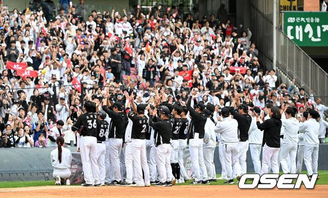 [OSEN=잠실, 이대선 기자] 프로야구&nbsp;KT 위즈의 가을 마법이 계속됐다. KT는 역대 최초로 와일드카드 결정전에서 업셋을 만들며 준플레이오프에 진출했다.KT는&nbsp;3일 서울 잠실구장에서 열린 2024 KBO리그 와일드카드 결정전 2차전에서&nbsp;두산에 1-0으로 승리했다.경기 종료 후 KT 선수들이 관중석을 향해 인사를 하고 있다. 2024.10.03 /sunday@osen.co.kr