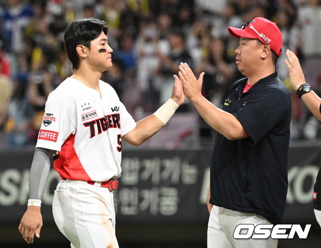 이범호 감독이 김도영과 승리를 축하하고 있다./OSEN DB