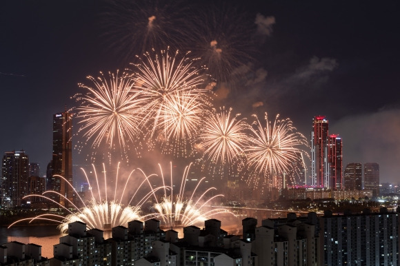 서울 여의도 한강공원에서 열린 ‘2023 서울세계불꽃축제’에서 서울 하늘이 불꽃으로 물들고 있다. 2023.10.7 연합뉴스