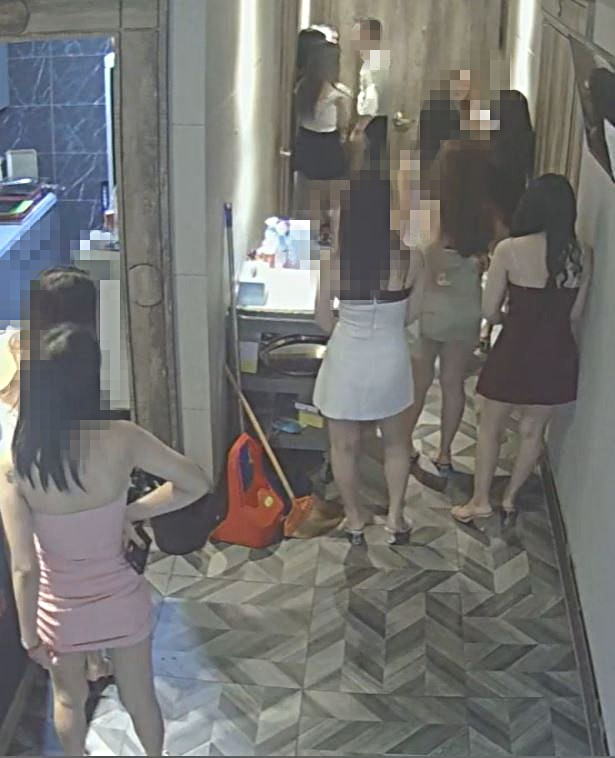  파주시 A 의원이 룸살롱 복도 끝에 있는 가운데 여성 종업원들이 줄을 서있다. ©시사저널