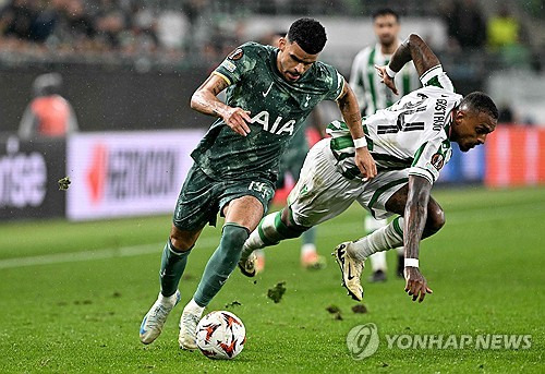 손흥민이 부상 결장한 가운데 그의 소속팀인 토트넘은 유럽축구연맹 유로파리그 2연승을 달렸다. 토트넘은 4일 헝가리 부다페스트의 그루파마 아레나에서 열린 2024-2025 유로파리그 '리그 페이즈' 2차전 원정 경기에서 헝가리 명문 페렌츠바로시를 2-1로 꺾었다. 토트넘은 유로파리그 2연승을 달리며 강력한 우승후보임을 입증했다. 연합뉴스