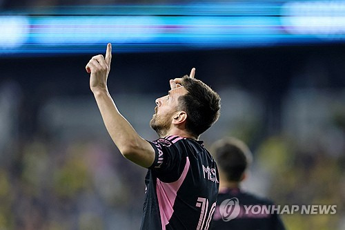 '축구의 신' 리오넬 메시는 달랐다. 지난 2018년 창단돼 2020년부터 미국 메이저리그사커(MLS)에 참가한 인터 마이애미는 그동안 동부리그 하위권을 전전하던 팀이었다. 그랬던 마이애미가 메시의 합류 이후 달라졌다. 한때 동부 콘퍼런스리그 15위를 기록하며 꼴찌팀이라는 오명을 썼던 마이애미가 메시와 루이스 수아레스, 세르히오 부스케츠, 조르디 알바로 이어지는 '바르셀로나 4총사'를 앞세워 창단 첫 정규리그 우승을 차지했다. 사진 연합뉴스