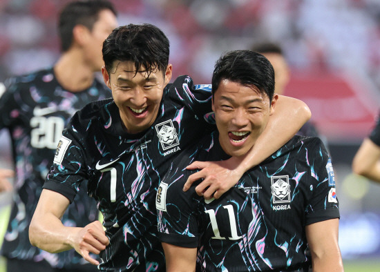 대한민국 축구대표팀 주장 손흥민(토트넘 홋스퍼)이 2026 북중미 월드컵 아시아 3차예선을 앞두고 하차했다. 대한축구협회는 4일 허벅지를 다친 손흥민을 보호 차원에서 소집 명단에서 제외하기로 결정했다. 대체 선수는 홍현석(마인츠)이 발탁됐다. 연합뉴스