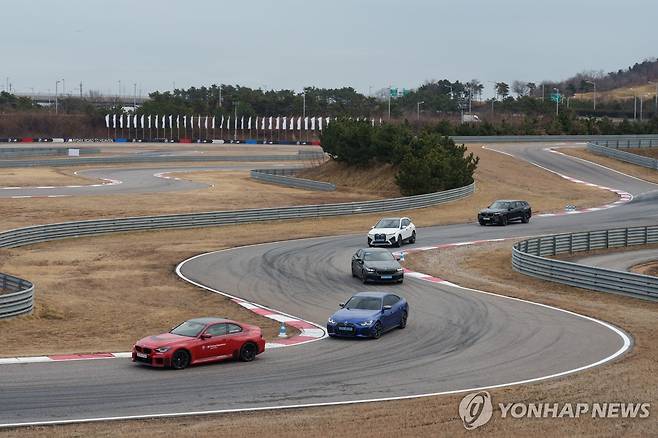 BMW코리아, 'BMW 드라이빙센터' 개장 10주년 (서울=연합뉴스) 프리미엄 완성차 브랜드 BMW가 인천 중구 영종도에서 운영하는 'BMW 드라이빙센터'가 개장 10주년을 맞았다고 BMW코리아가 4일 밝혔다. 사진은 BMW 드라이빙 센터에서 트랙을 주행하는 차량. 2024.10.4 [BMW그룹 코리아 제공. 재판매 및 DB 금지] photo@yna.co.kr