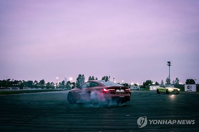 올해 개장 10주년 맞은 BMW 드라이빙 센터 (서울=연합뉴스) 프리미엄 완성차 브랜드 BMW가 인천 중구 영종도에서 운영하는 'BMW 드라이빙센터'가 개장 10주년을 맞았다고 BMW코리아가 4일 밝혔다. 사진은 BMW 드라이빙 센터에서 선보이는 드리프트 퍼포먼스. 2024.10.4 [BMW그룹 코리아 제공. 재판매 및 DB 금지] photo@yna.co.kr