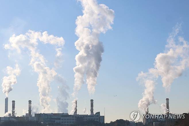 화력발전소 굴뚝에서 수증기가 뿜어져 나오고 있다. [연합뉴스 자료사진]