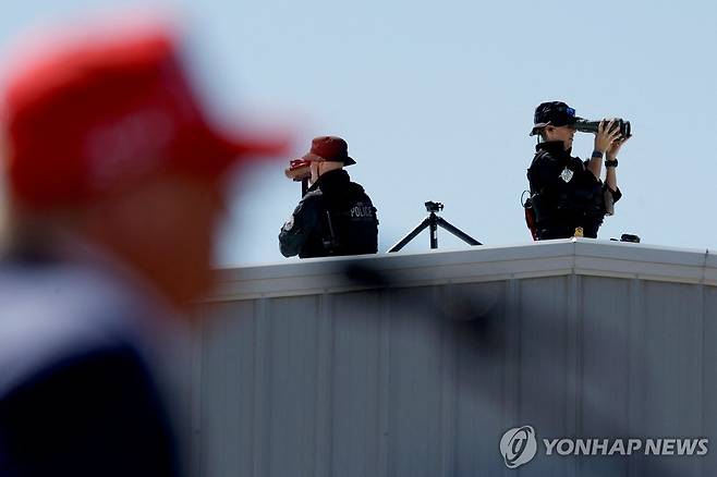 도널드 트럼프 전 대통령의 유세장에 배치된 비밀경호국 요원 [AFP 연합뉴스 자료사진]