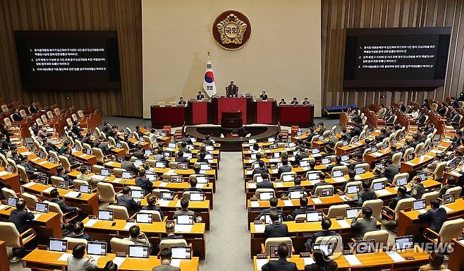 '김건희 여사·채상병 특검법' 국회 본회의 상정 (서울=연합뉴스) 김주형 기자 = 4일 오후 열린 국회 본회의에서 윤석열 대통령의 재의 요구로 국회로 돌아온 '김건희 여사 특검법'과 '채상병 특검법', 지역화폐법(지역사랑상품권이용활성화법) 개정안 등 3개 법안이 상정 되고 있다. 2024.10.4 kjhpress@yna.co.kr