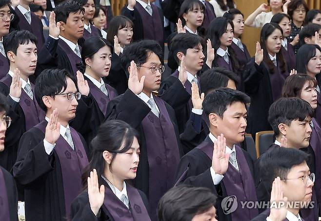 선서하는 신임 판사들 (서울=연합뉴스) 김성민 기자 = 4일 오후 서울 서초구 대법원에서 열린 신임 법관 임명식에서 새로 임명된 판사들이 선서하고 있다. 2024.10.4 ksm7976@yna.co.kr