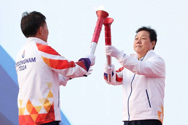 성화 봉송하는 박완수 경남도지사 [경남도 제공. 재판매 및 DB 금지]