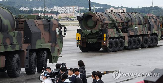 초고위력 탄도 미사일 '현무-5' 등장 (성남=연합뉴스) 홍해인 기자 = 1일 성남 서울공항에서 열린 건군 76주년 국군의날 기념식에서 초고위력 탄도미사일 '현무-5'가 분열하고 있다.  2024.10.1 [대통령실통신사진기자단] hihong@yna.co.kr