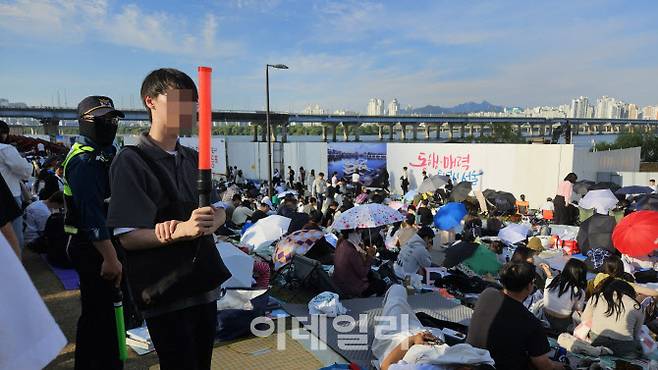 5일 오후 서울세계불꽃축제가 열리는 여의도 한강공원에 많은 시민들이 모여 있다. (사진=김세연 기자)