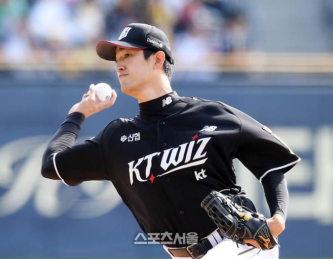 KT 고영표가 5일 잠실구장에서 열린 2024 KBO 준플레이오프 1차전 LG와 경기에 선발 등판해 역투하고 있다. 잠실 | 박진업 기자 upandup@sportsseoul.com