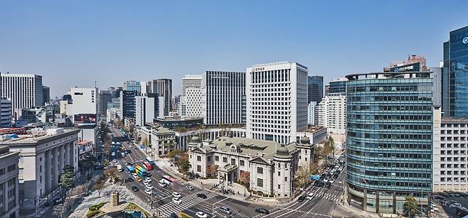 서울 중구 한국은행 본부. 미국 중앙은행인 연방준비제도(Fed)의 '빅컷'으로 한국은행도 기준금리를 인하할 것이라는 전망이 나온다. /한국은행