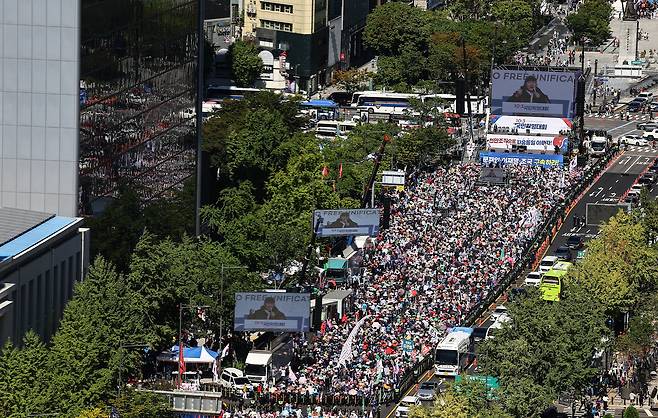 지난 3일 오후 서울 중구 세종대로 일대에서 자유통일당·대한민국 바로세우기 운동본부 등 보수 단체 회원들이 개천절을 맞아 ‘대통령 불법 탄핵 저지를 위한 국민혁명대회’를 진행하고 있다. 최근 주말과 휴일마다 보수·진보 단체를 가리지 않고 광화문광장 등 서울 도심에서 대규모 집회를 벌이고 있다. /뉴시스